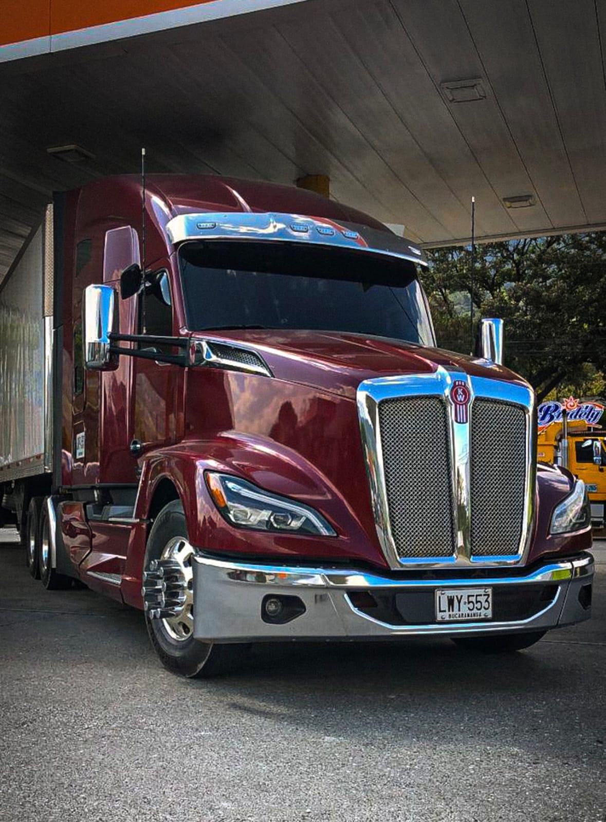 Tractomula Kenworth T680 vinotinto de Transportes Surtivel